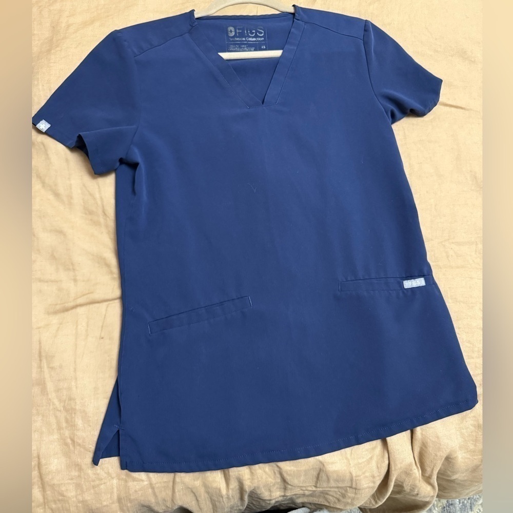 Figs Technical Collection v-neck women’s scrub top with pockets in navy blue